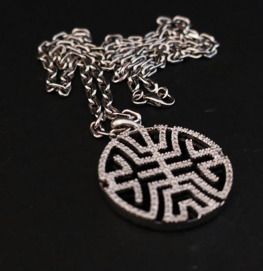 Pendentif Circulaire Onyx Et Diamants, Chaîne En Or Blanc 18 Carats