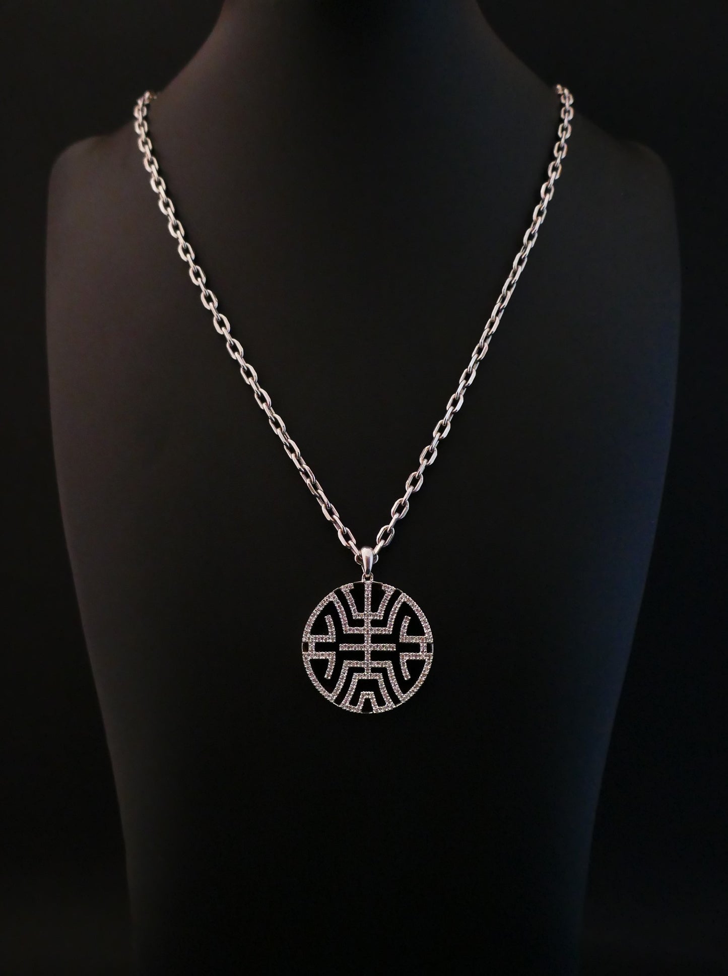 Pendentif Circulaire Onyx Et Diamants, Chaîne En Or Blanc 18 Carats