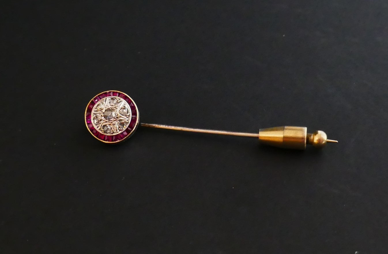 Epingle à Cravate Art Déco, Diamants et rubis calibrés