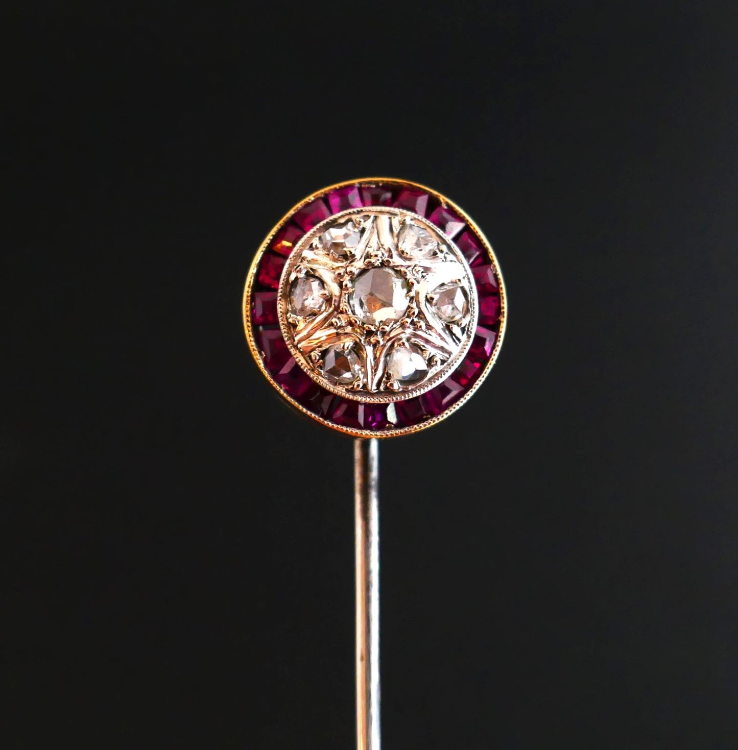 Epingle à Cravate Art Déco, Diamants et rubis calibrés