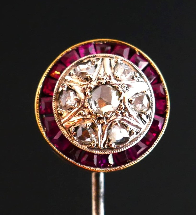 Epingle à Cravate Art Déco, Diamants et rubis calibrés
