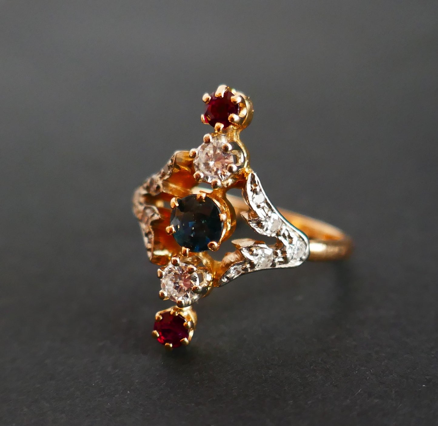 Bague Marquise Diamants, Saphirs Et Rubis