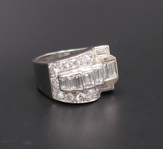 Bague Chevalière asymétrique diamants, Platine, Art Déco.