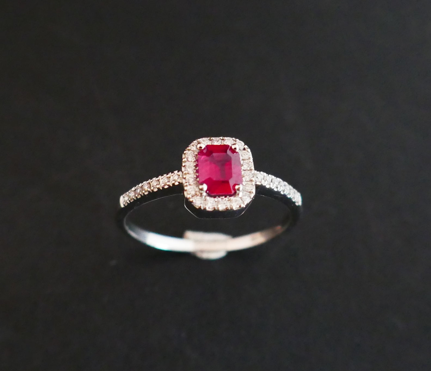 Bague Sertie d'Un Rubis, Entourage Diamants
