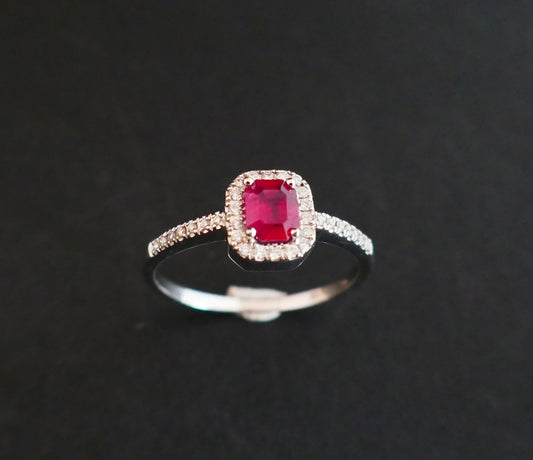 Bague Sertie d'Un Rubis, Entourage Diamants