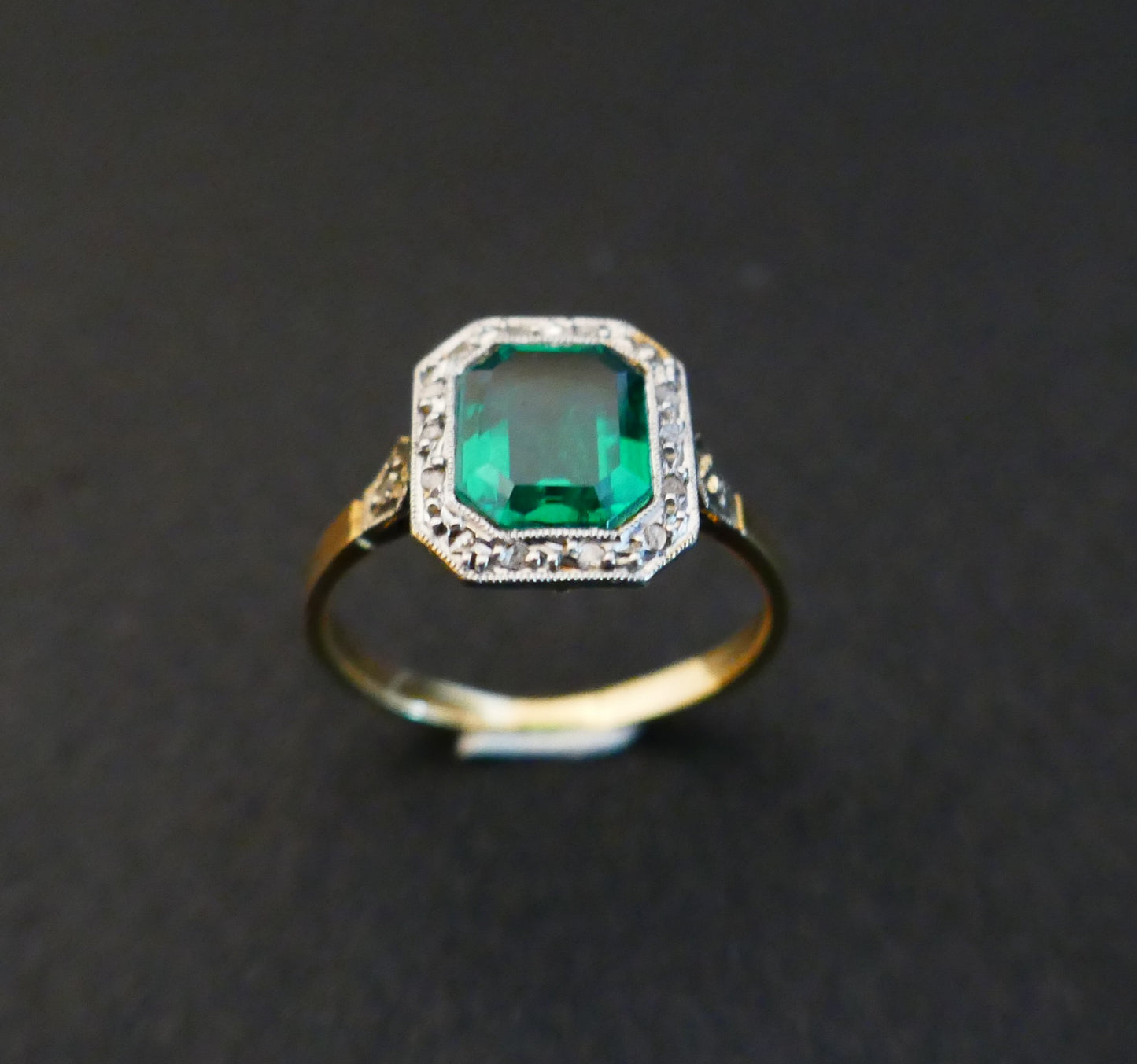 Bague Ancienne Sertie d'Une émeraude Et Diamants Taille Rose.