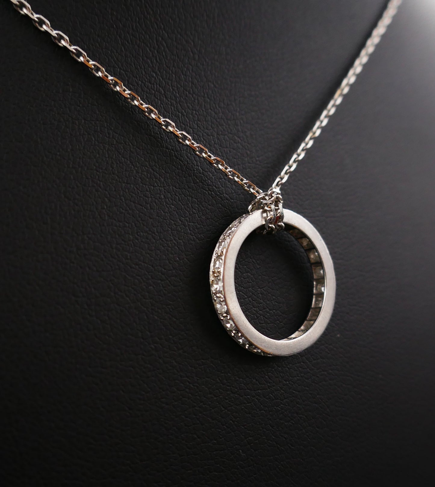 Chaîne Avec Pendentif Diamants Platine.