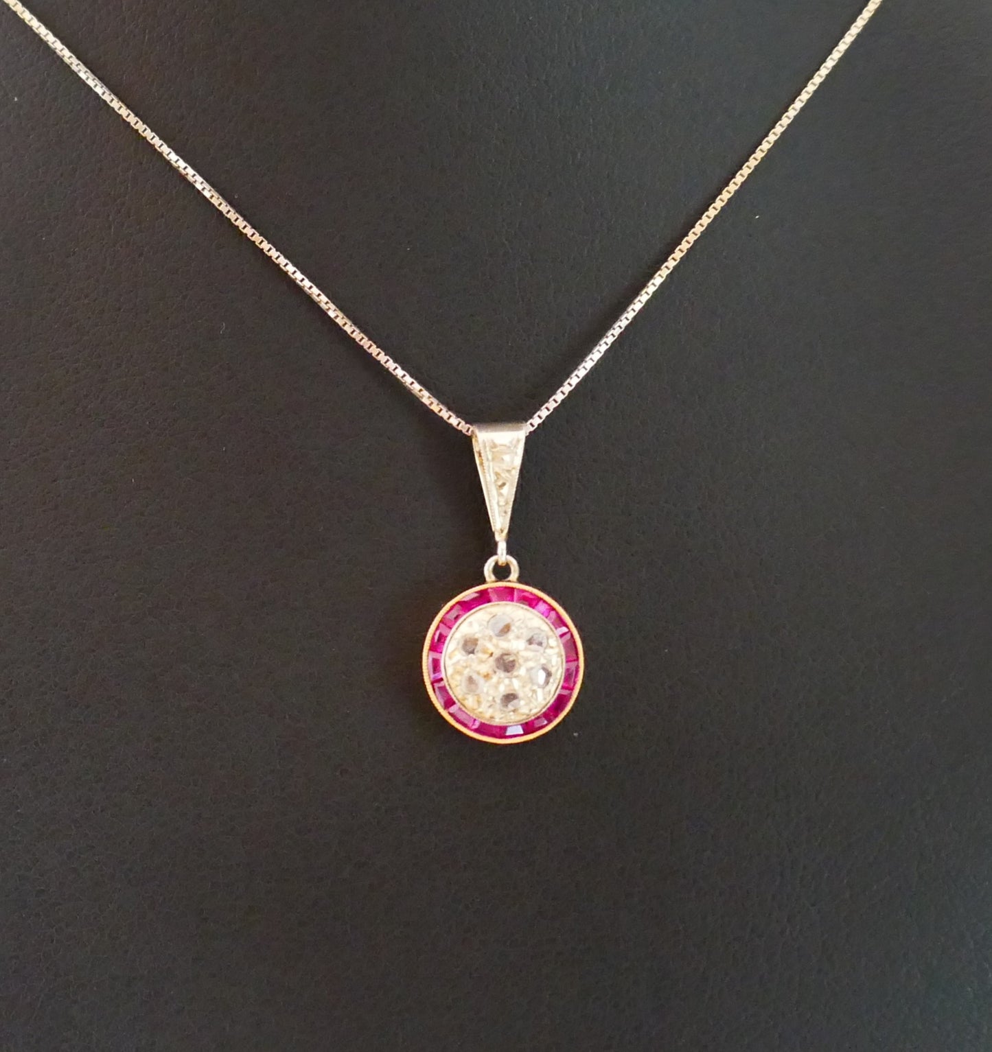 Pendentif Art Déco Diamants Et Rubis Calibrés, Or 18 Carats