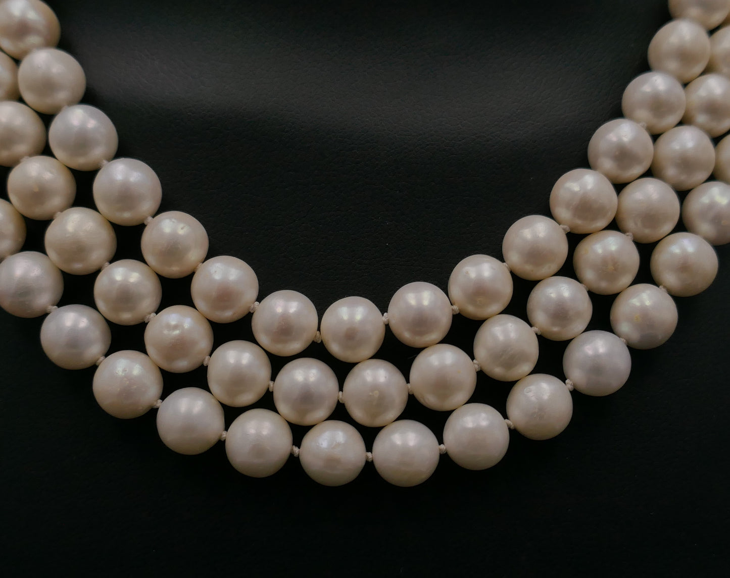 Collier De Perles De Culture 3 Rangs, Fermoir Or blanc 18 Carats et perle.