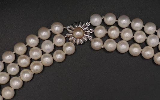 Collier De Perles De Culture 3 Rangs, Fermoir Or blanc 18 Carats et perle.