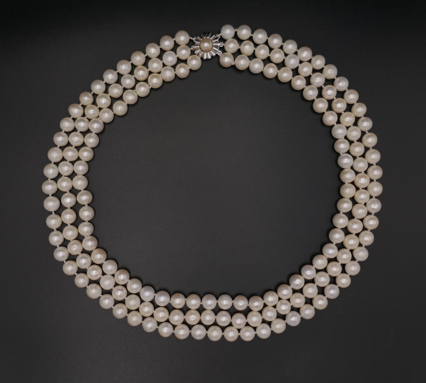 Collier De Perles De Culture 3 Rangs, Fermoir Or blanc 18 Carats et perle.