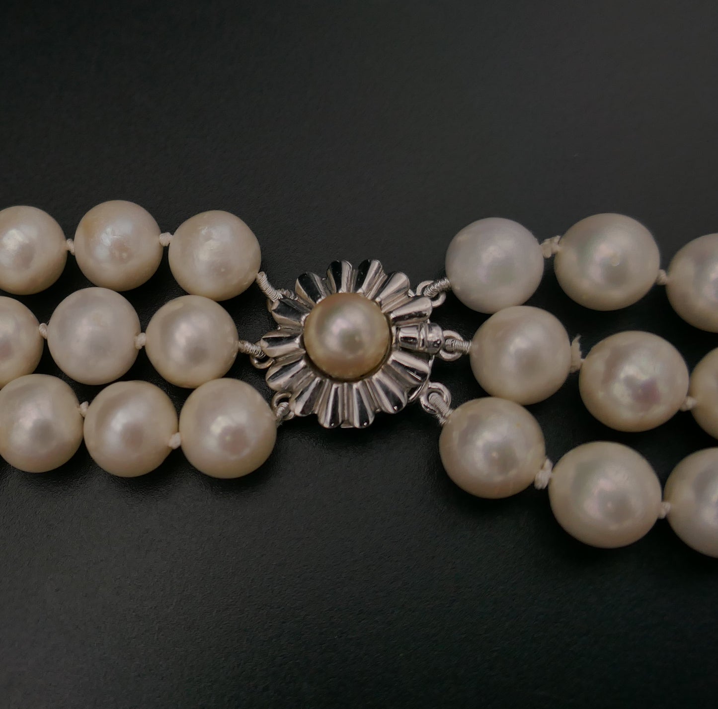 Collier De Perles De Culture 3 Rangs, Fermoir Or blanc 18 Carats et perle.