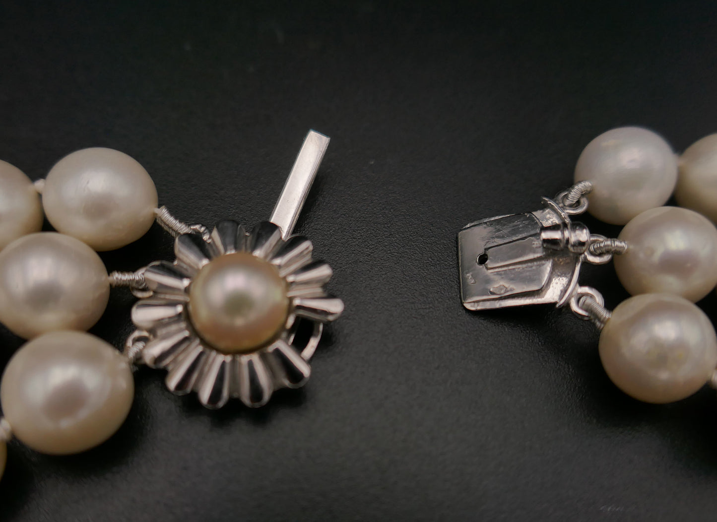 Collier De Perles De Culture 3 Rangs, Fermoir Or blanc 18 Carats et perle.