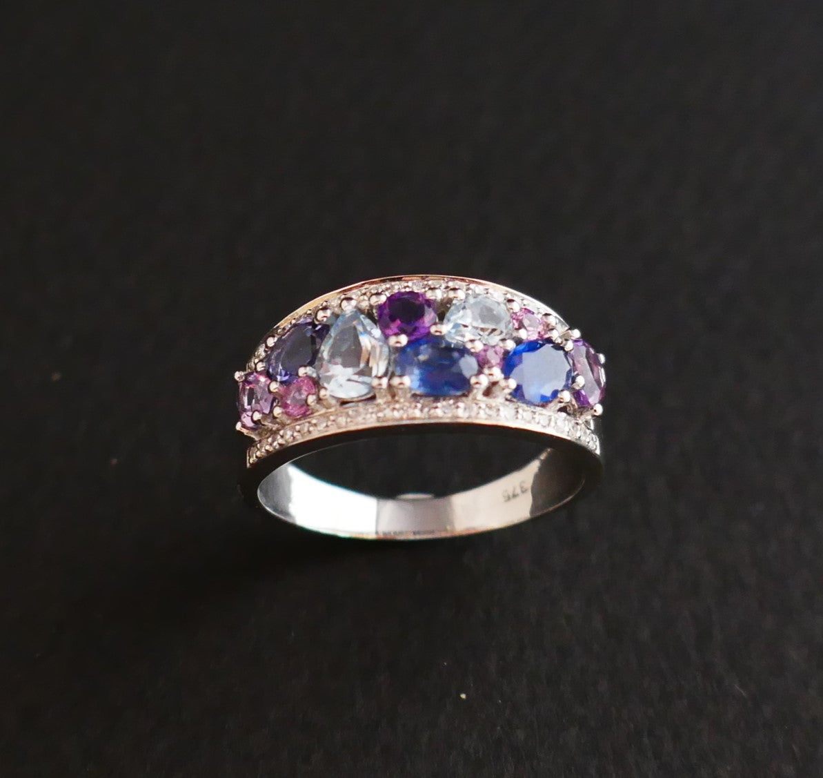 Bague Sertie De Pierres Fines, Améthystes, Topaze, saphir;