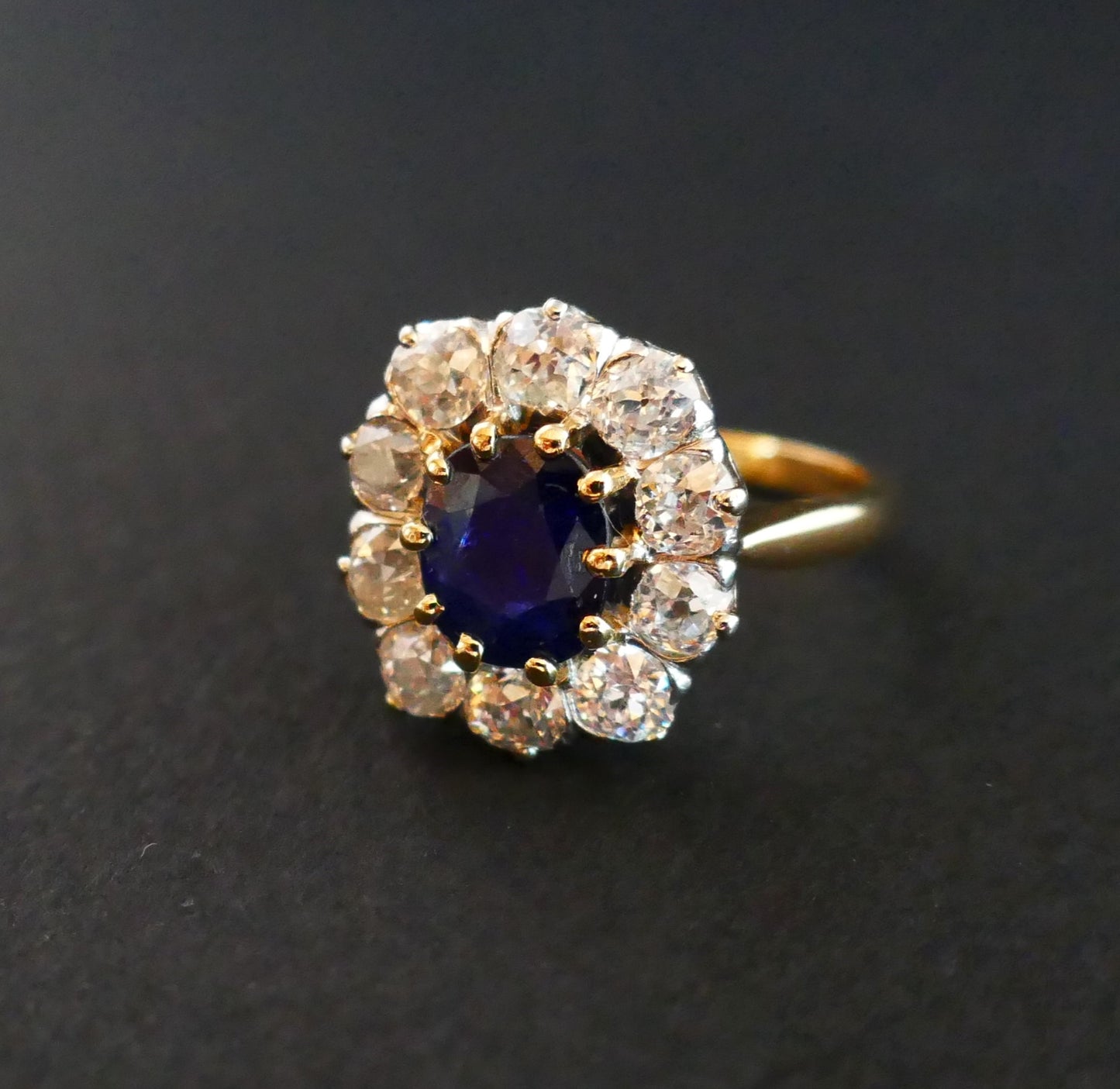 Bague Saphir Et Diamants, Or 18 Carats.
