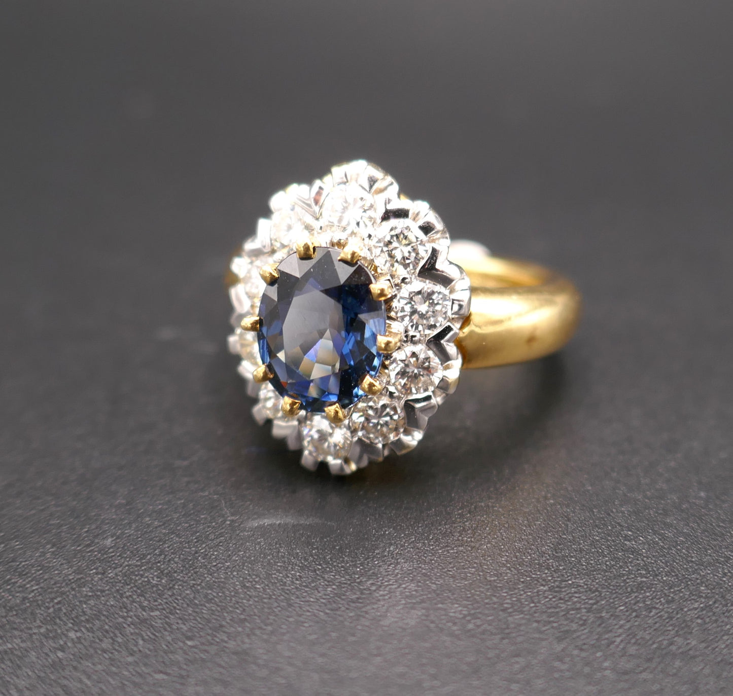 Bague Saphir 1,95 Carat Et Diamants 1 Carat, Or Jaune 18 Carats.