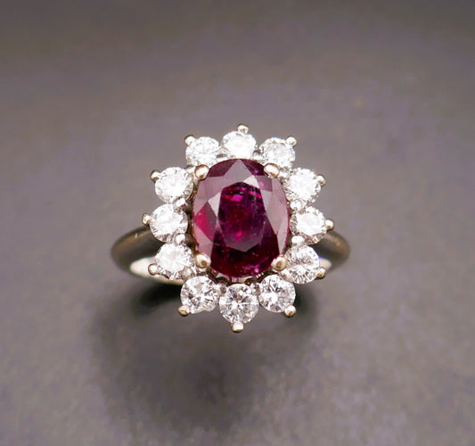 Bague ornée d'un rubis 3,28 carats et diamants 1,20 carat.