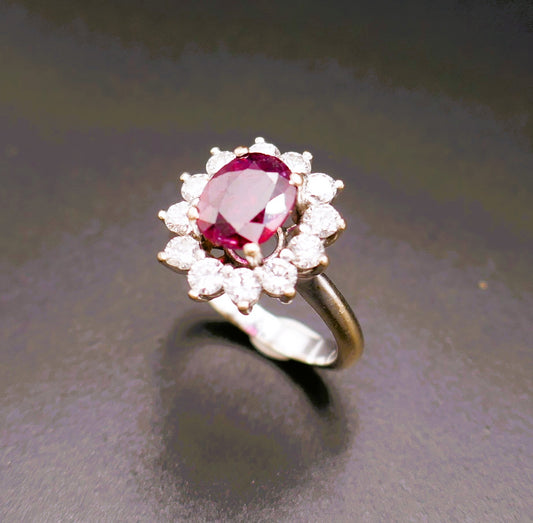 Bague ornée d'un rubis 3,28 carats et diamants 1,20 carat.