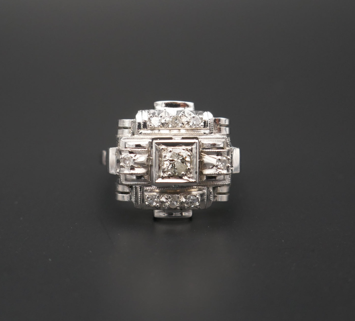 Bague Art Déco Sertie De Diamants, Or 18 Carats.