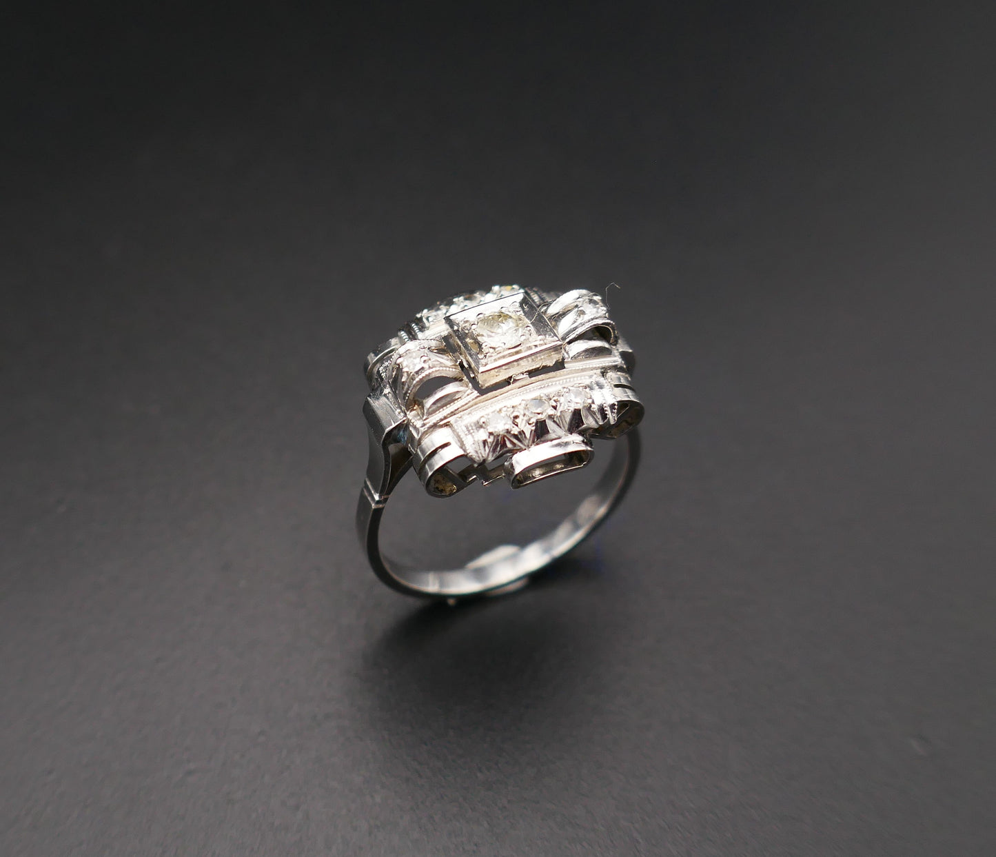 Bague Art Déco Sertie De Diamants, Or 18 Carats.
