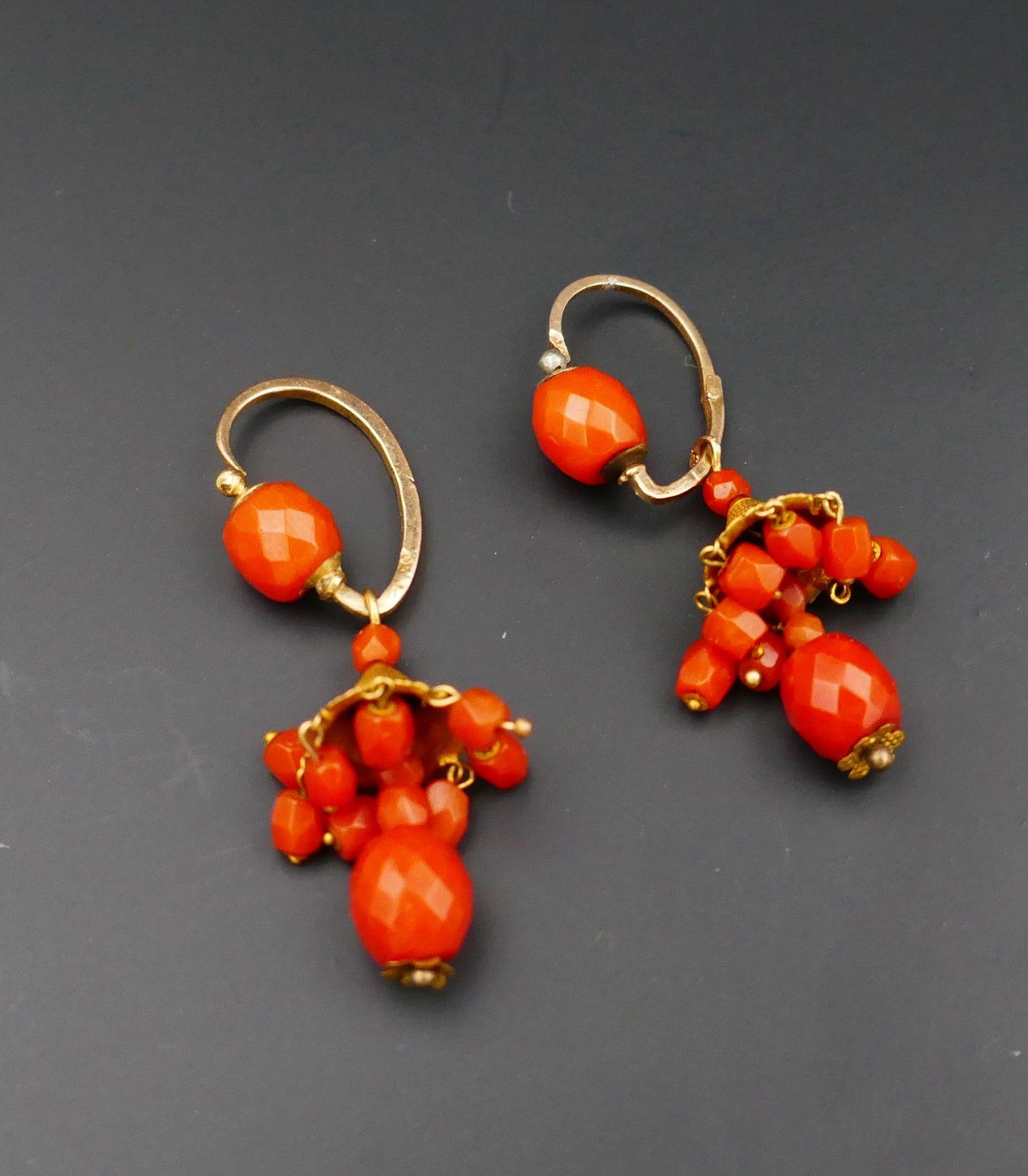 Rare Boucles d'Oreilles Corail Facetté , Poinçon Tête De Coq ( 1809 - 1819).