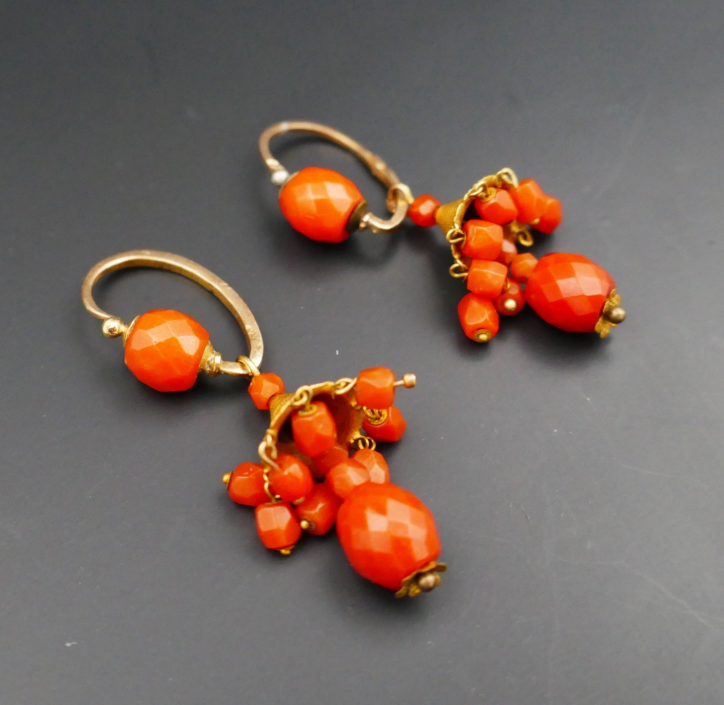 Rare Boucles d'Oreilles Corail Facetté , Poinçon Tête De Coq ( 1809 - 1819).