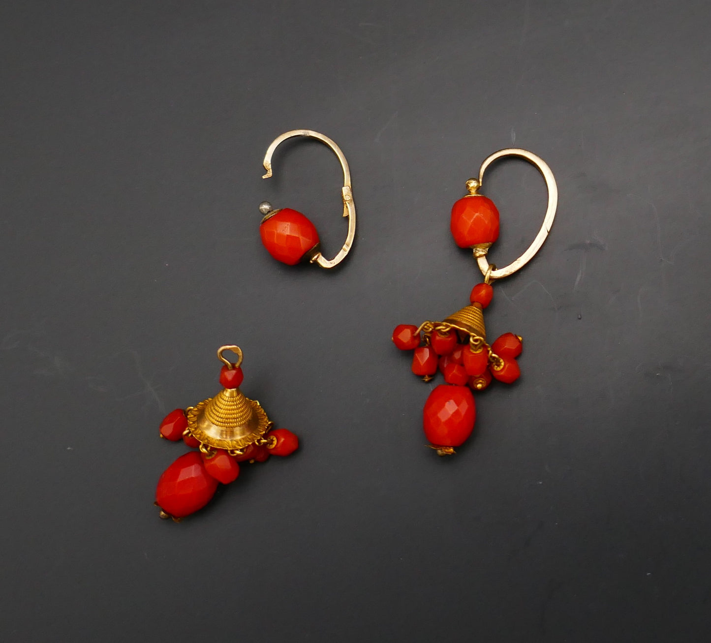 Rare Boucles d'Oreilles Corail Facetté , Poinçon Tête De Coq ( 1809 - 1819).