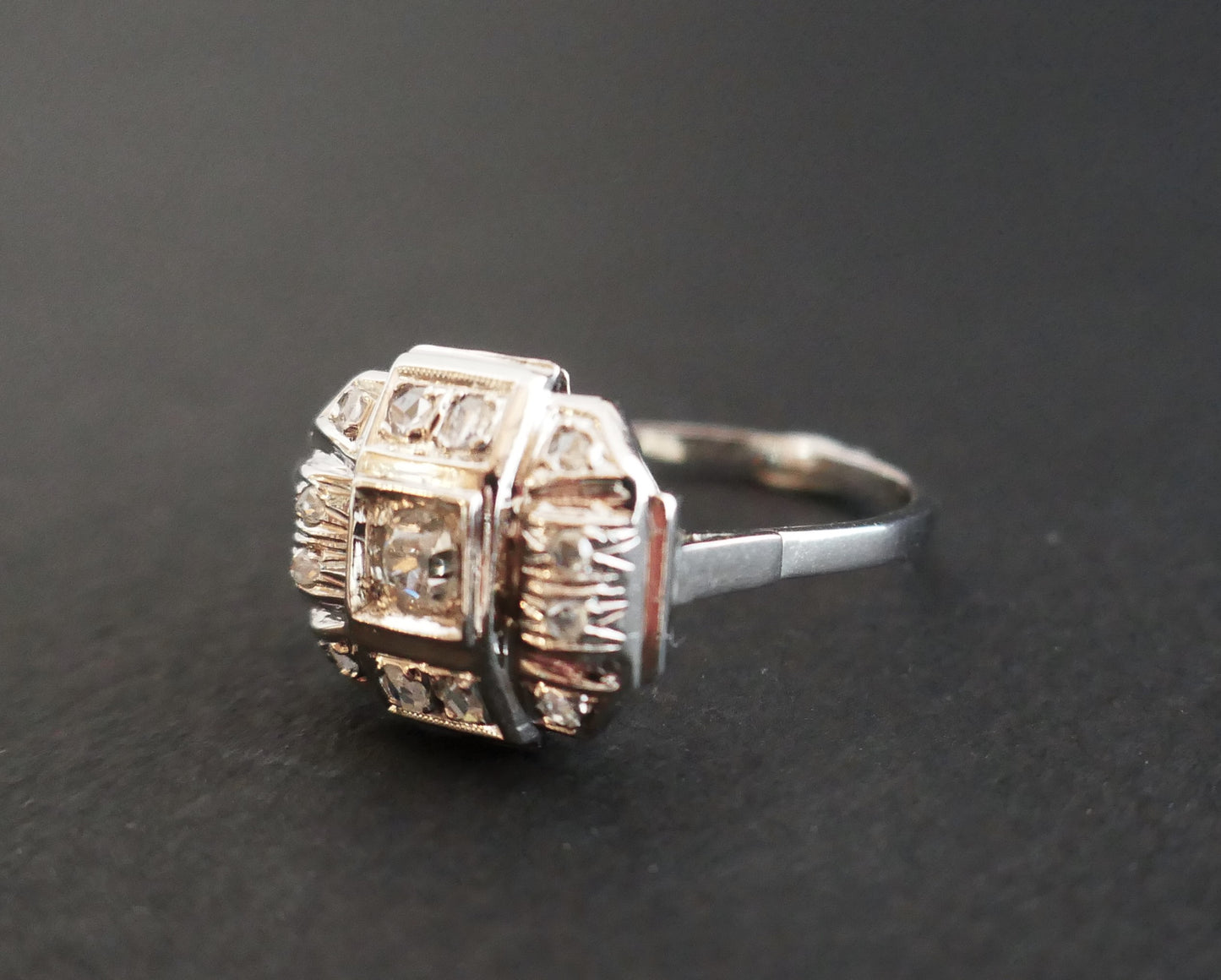 Bague Art Déco Sertie De Diamants, Or 18 Carats.