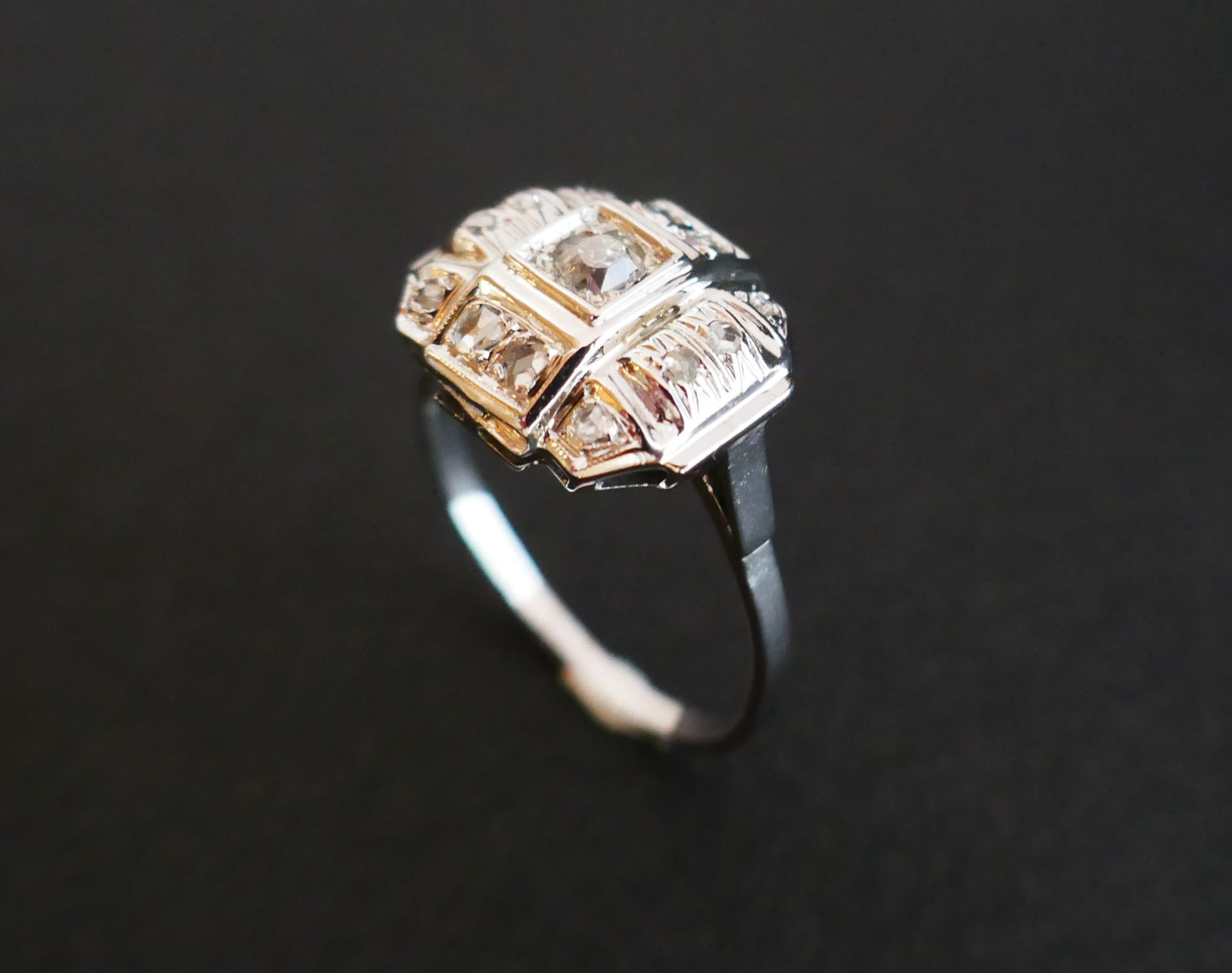Bague Art Déco Sertie De Diamants, Or 18 Carats.