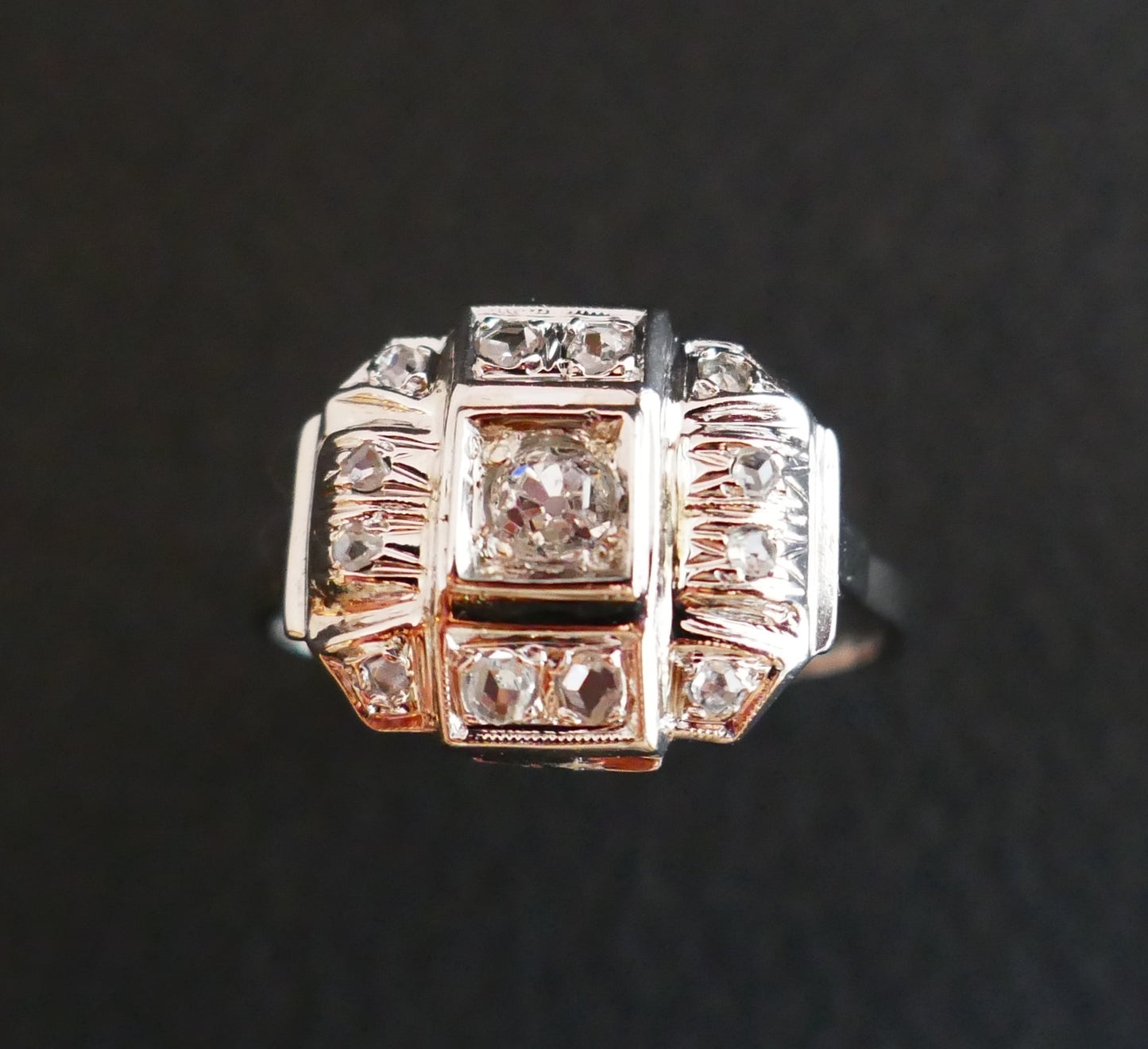 Bague Art Déco Sertie De Diamants, Or 18 Carats.