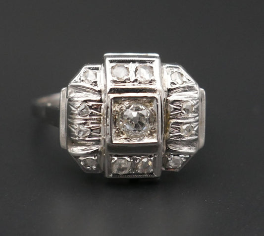 Bague Art Déco Sertie De Diamants, Or 18 Carats.