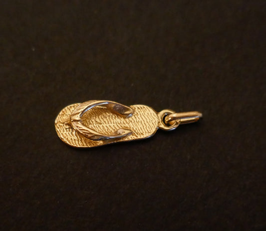 Pendentif Charms Représentant Une Tong, Or 18 Carats.