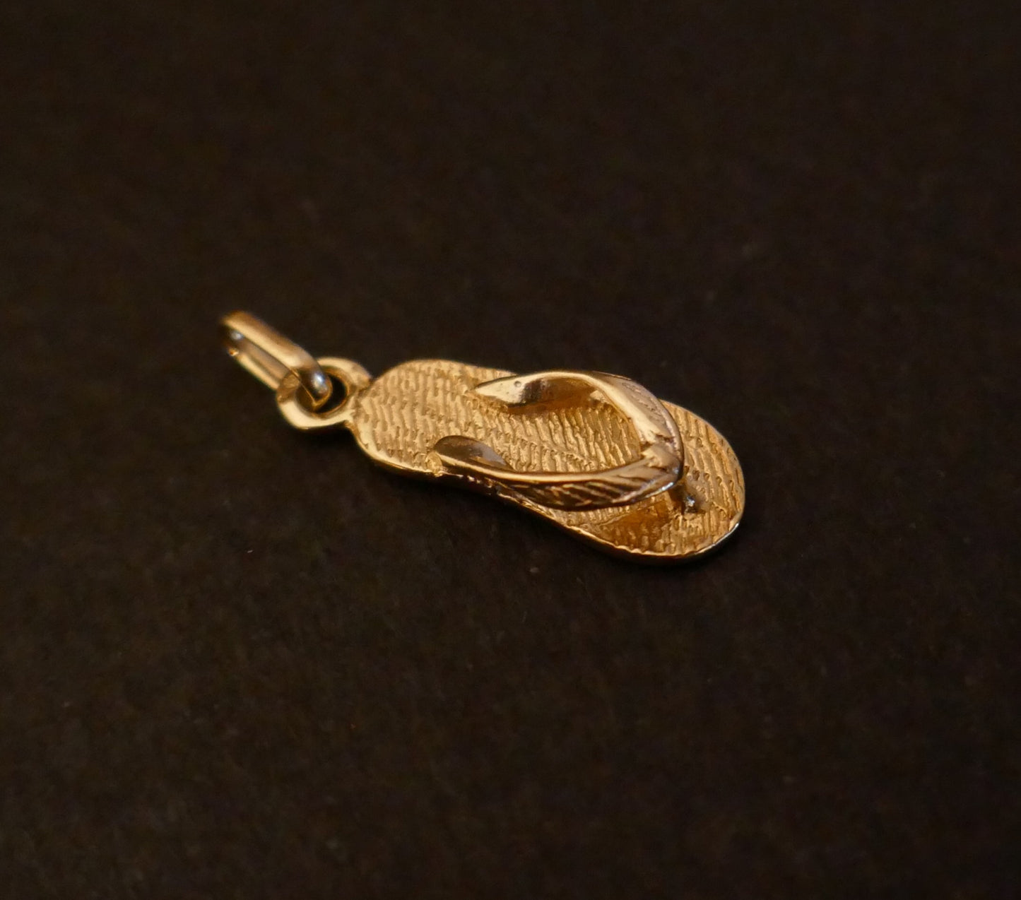 Pendentif Charms Représentant Une Tong, Or 18 Carats.