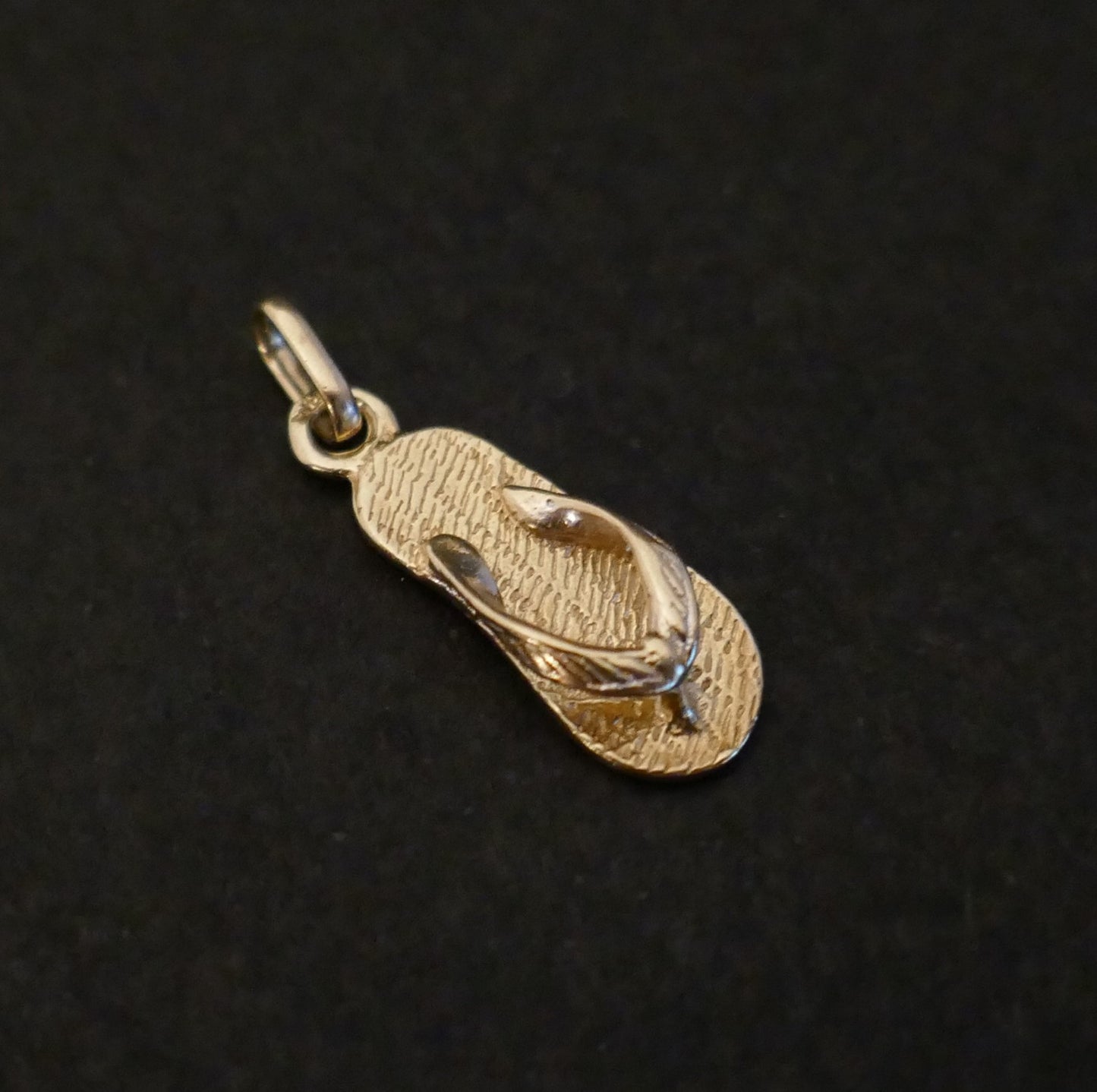 Pendentif Charms Représentant Une Tong, Or 18 Carats.