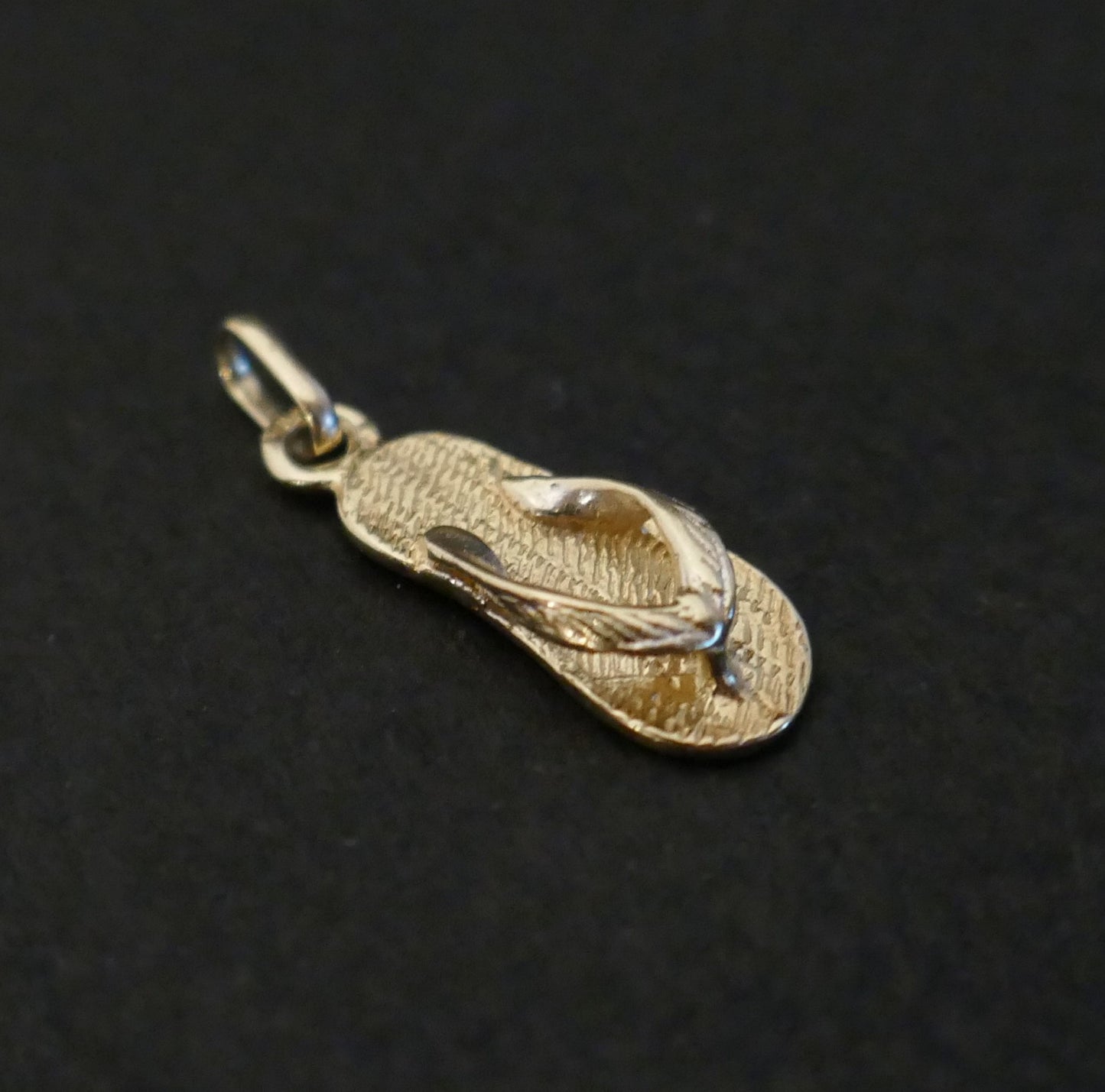 Pendentif Charms Représentant Une Tong, Or 18 Carats.