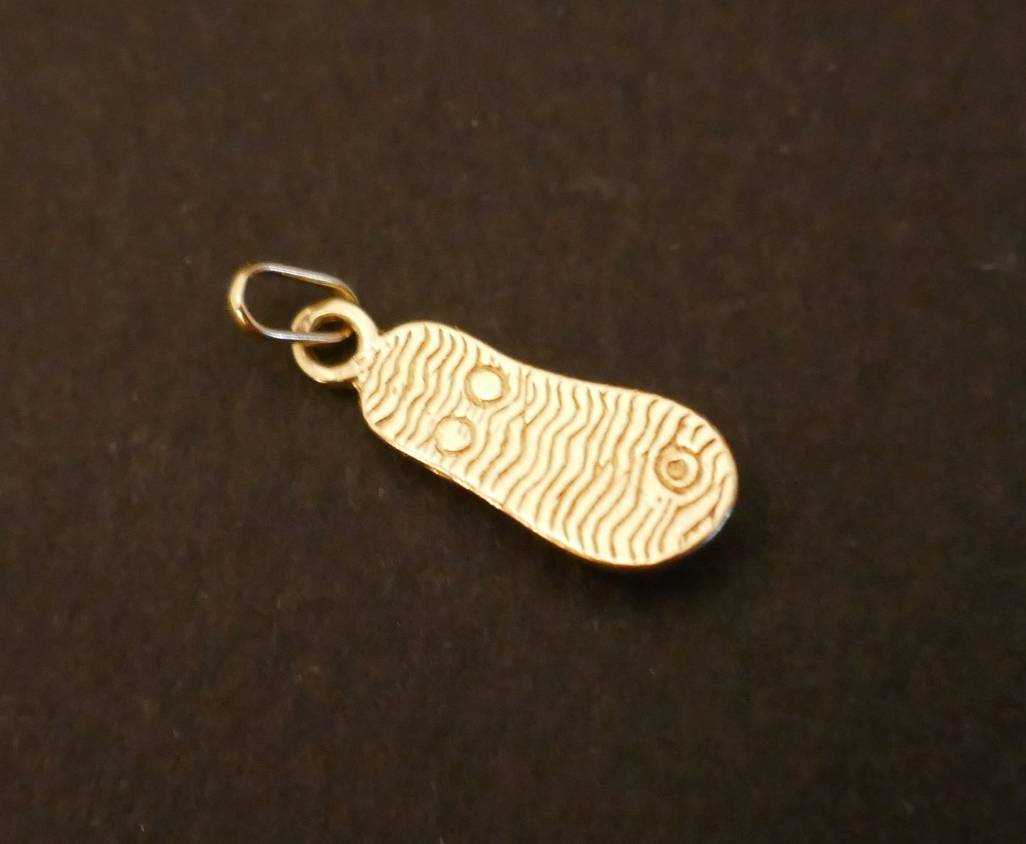 Pendentif Charms Représentant Une Tong, Or 18 Carats.