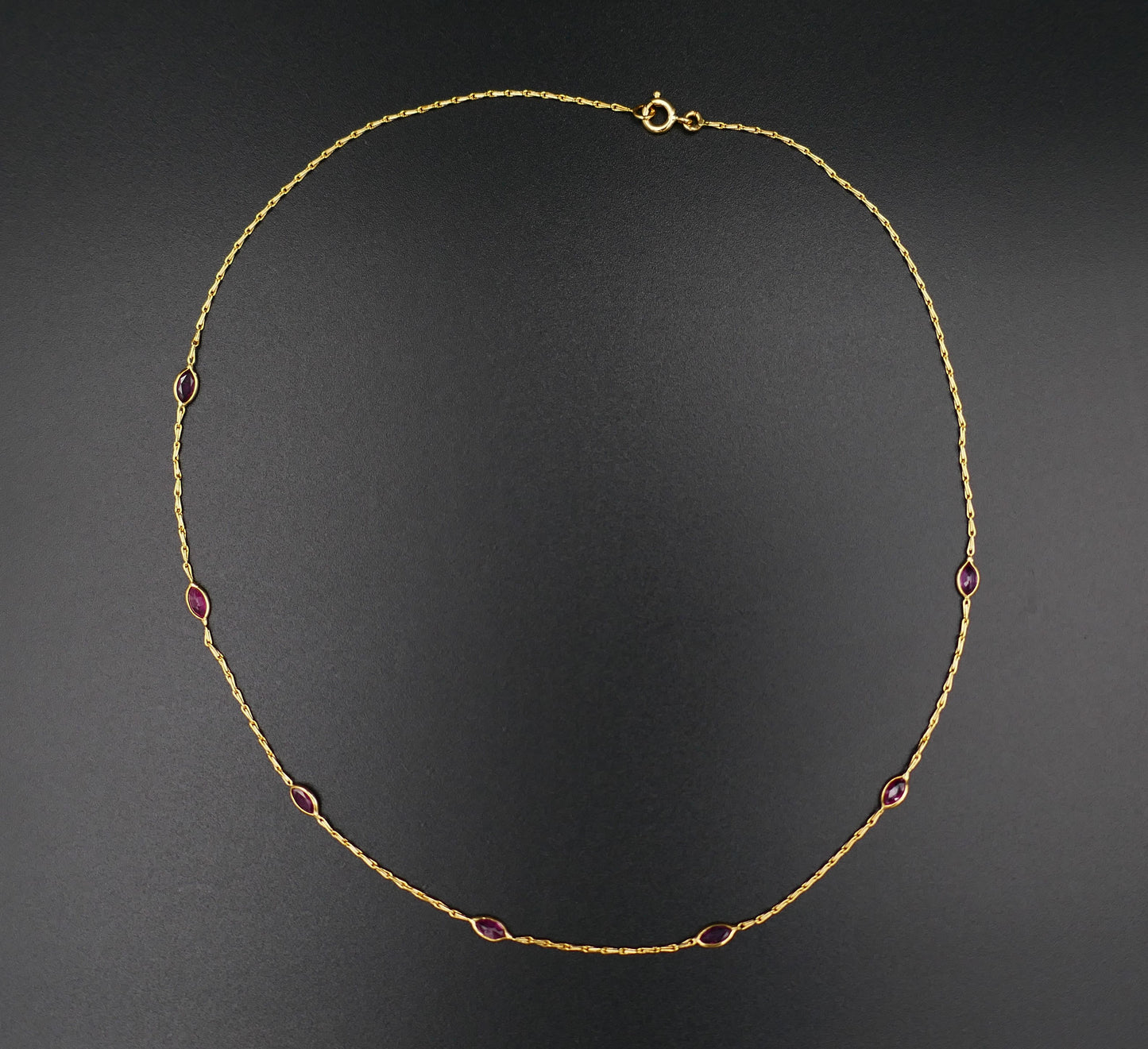 Collier serti de rubis taille navette, or 18 carats.