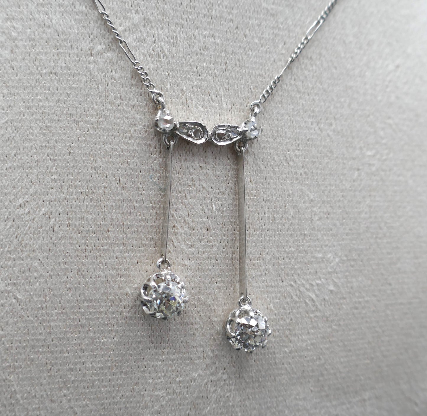 Collier Négligé Diamants Taille Ancienne 1 carat Et Diamants Taille Rose, Or Blanc 18 Carats.