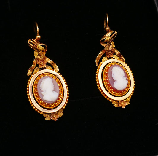 Paire De Pendants d'Oreilles Camées sur agate, fin XIXème. Or 18 Carats