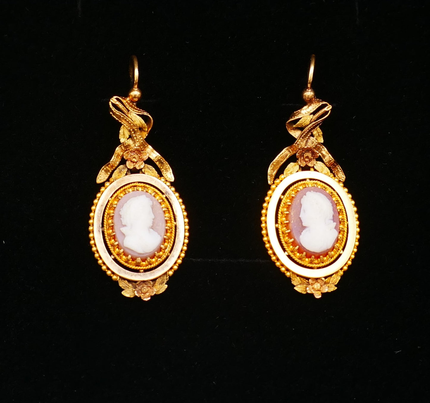 Paire De Pendants d'Oreilles Camées sur agate, fin XIXème. Or 18 Carats