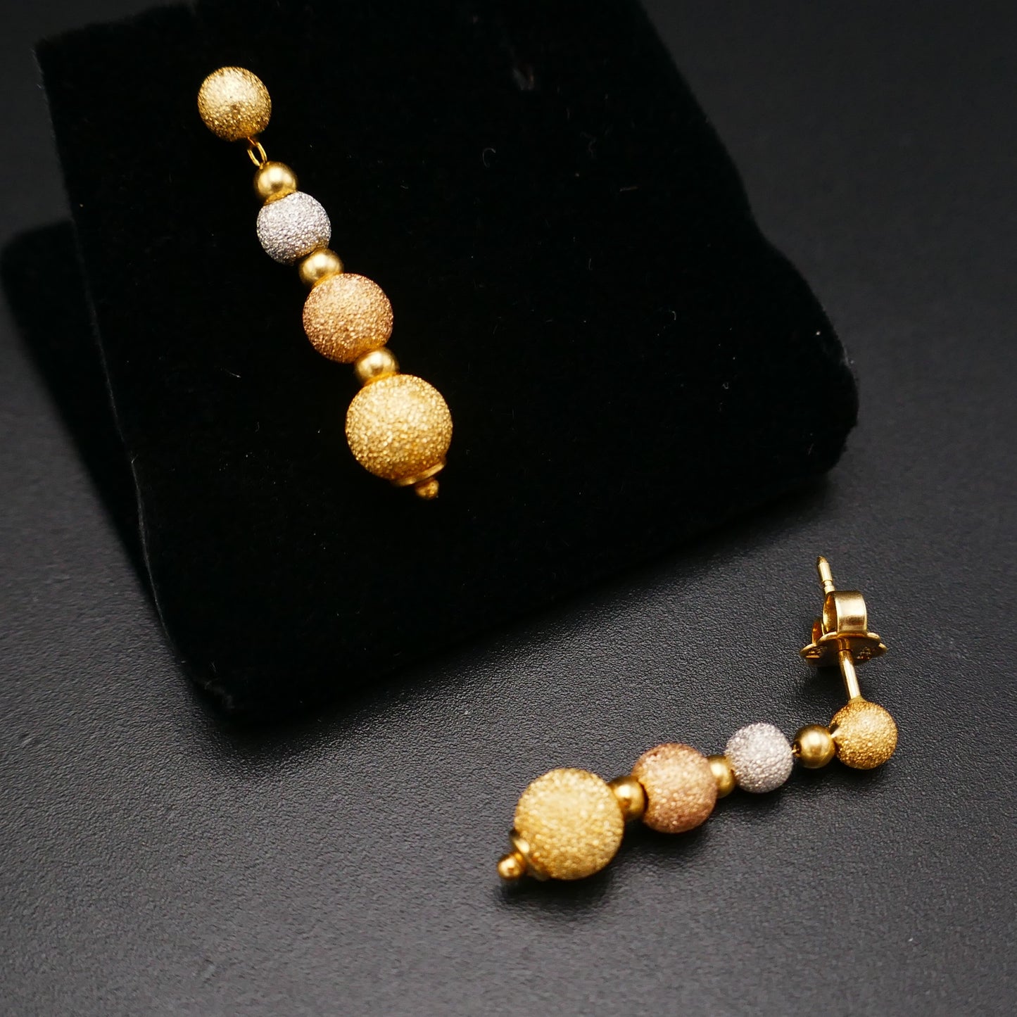 Boucles d'Oreilles Or 3 tons 18 Carats.