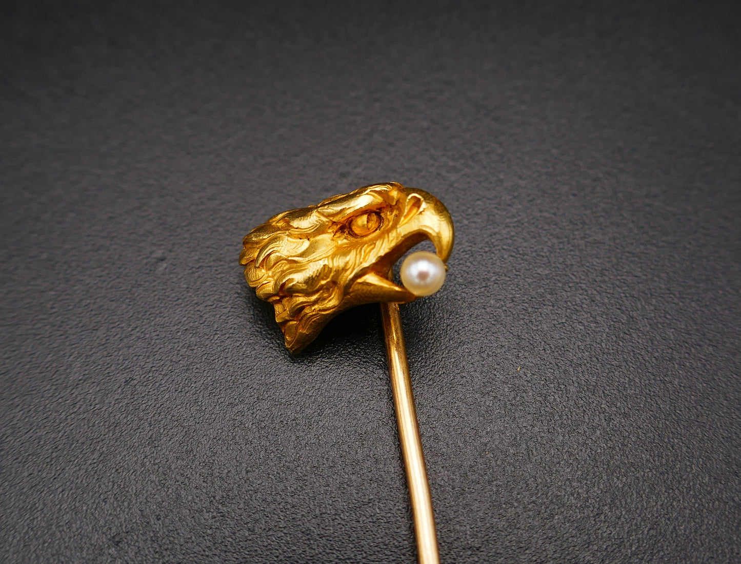 Epingle à Cravate Tête d'Aigle Or Jaune Et Perle.