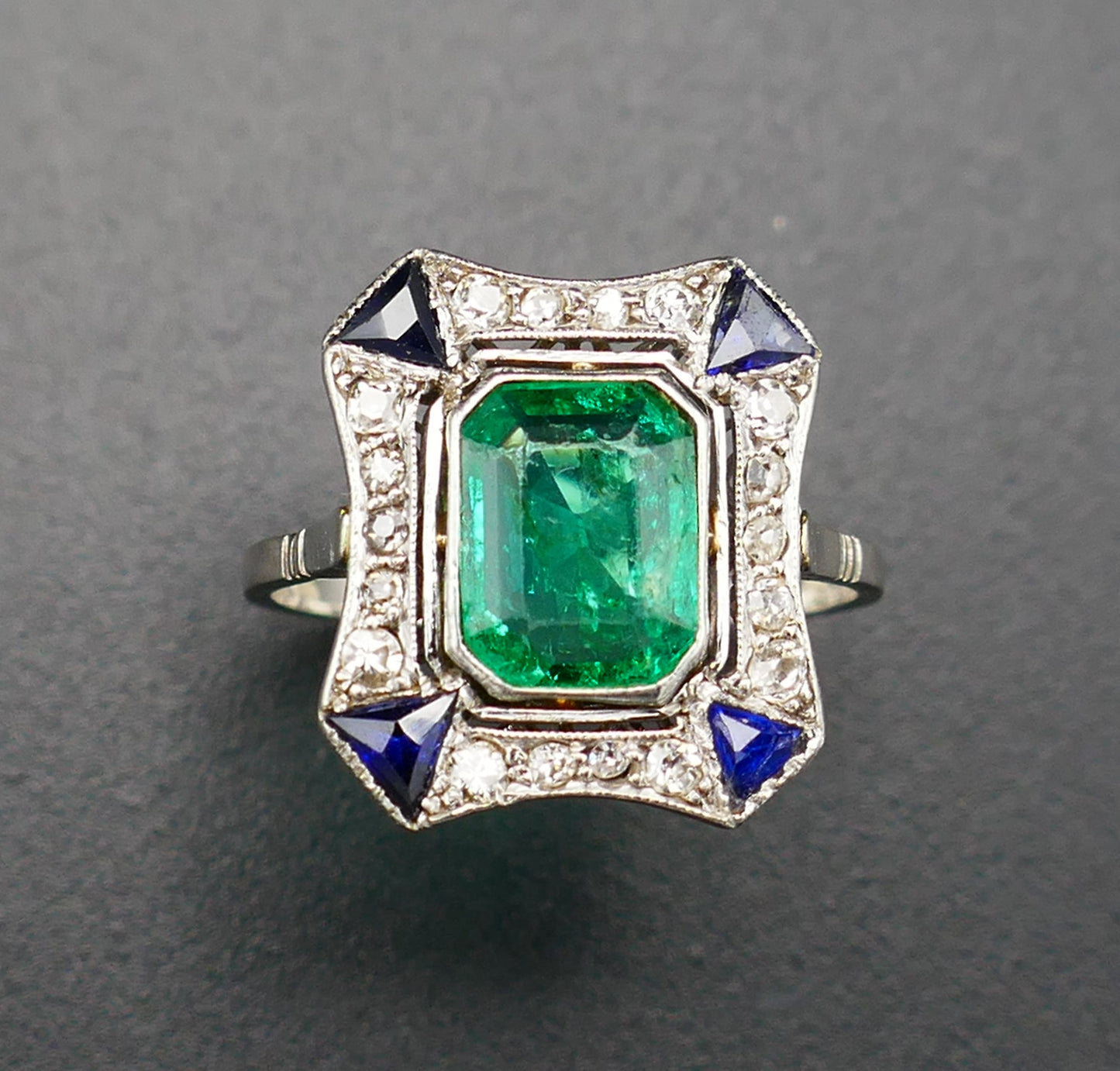 Bague Art Déco Ornée d'Une émeraude De Colombie (certificat), Platine.