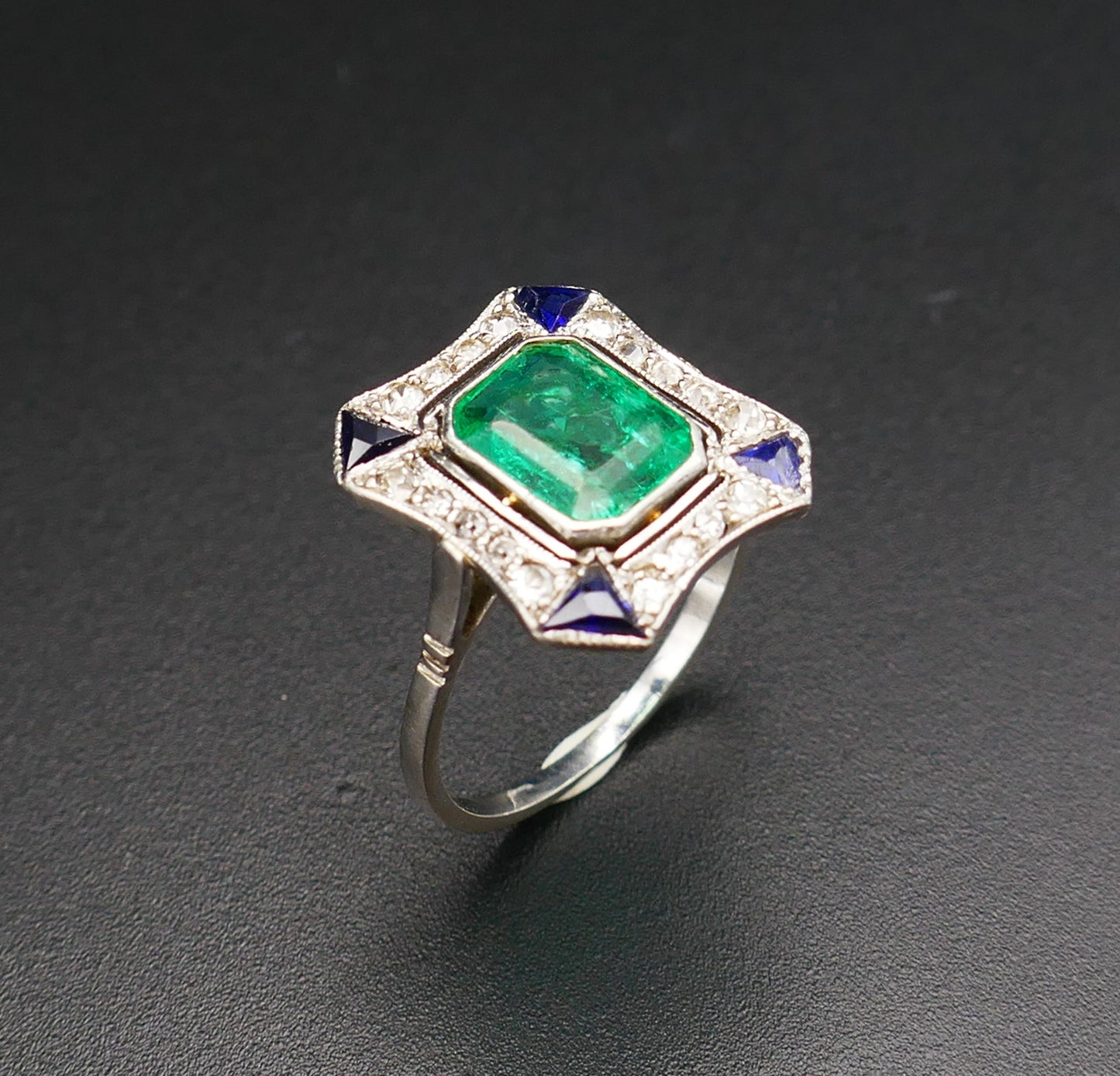 Bague Art Déco Ornée d'Une émeraude De Colombie (certificat), Platine.