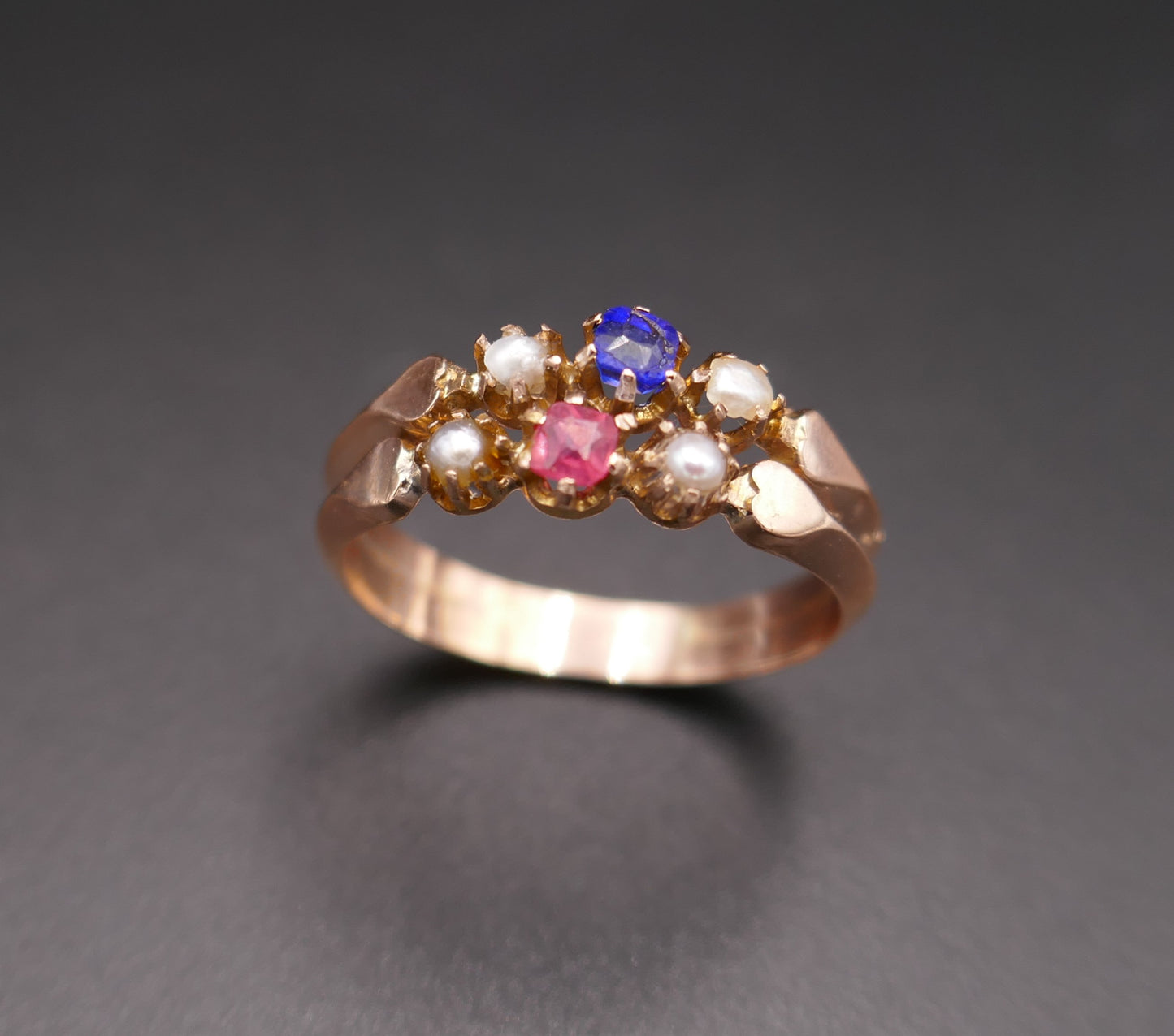 Bague Ancienne Poinçon Tête De Cheval, Pierres rouge et bleue Et Perles.