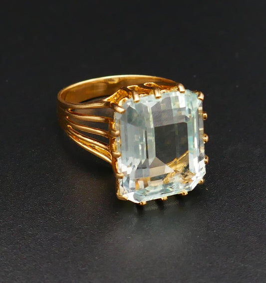 Bague Sertie d'Une Aigue Marine, Or Jaune 18 Carats.