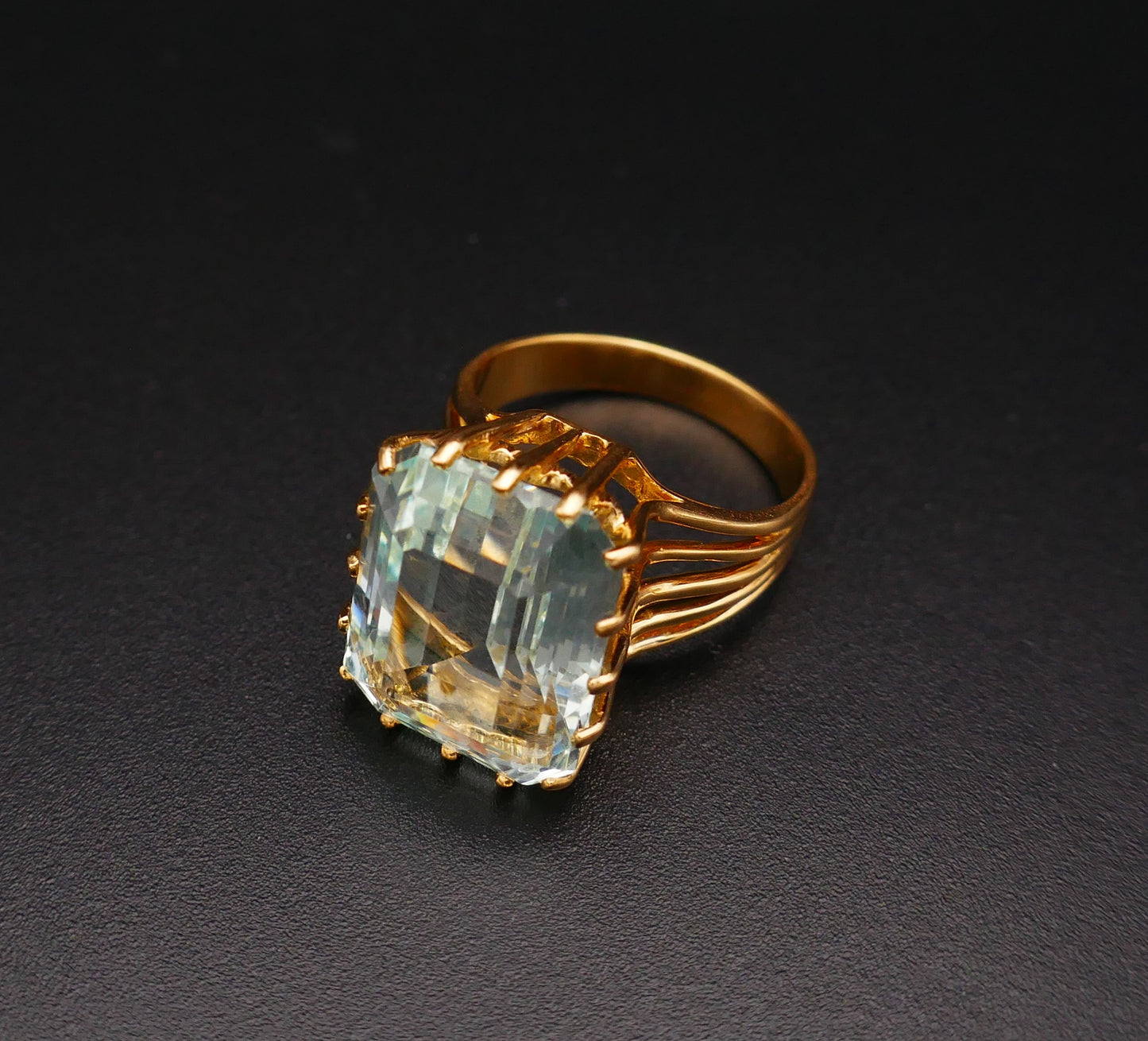 Bague Sertie d'Une Aigue Marine, Or Jaune 18 Carats.