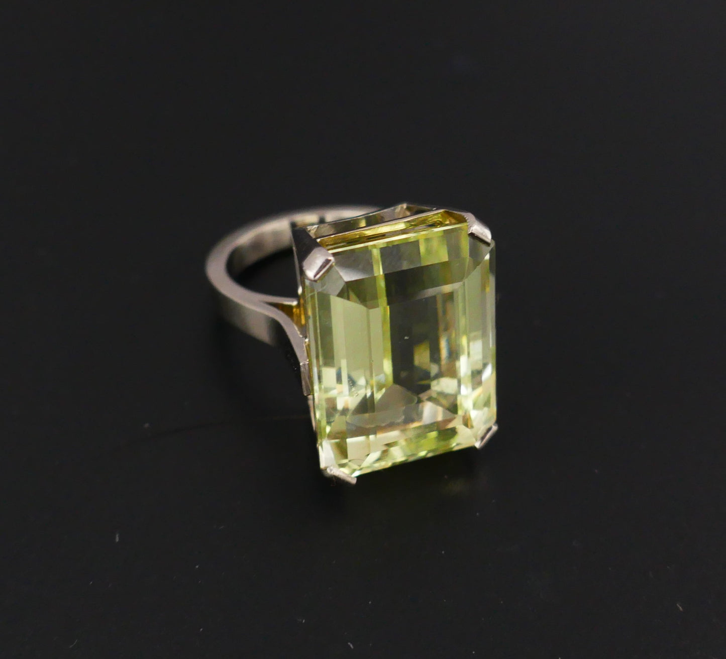 Bague Sertie d'Un Béryl (23,26 carats) Taille émeraude, Or Blanc 18 Carats.