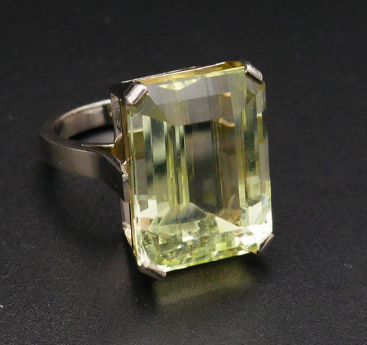 Bague Sertie d'Un Béryl (23,26 carats) Taille émeraude, Or Blanc 18 Carats.