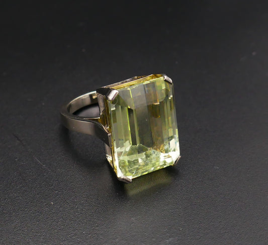 Bague Sertie d'Un Béryl (23,26 carats) Taille émeraude, Or Blanc 18 Carats.